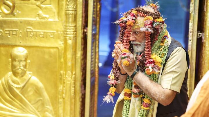 बाबा का आशीर्वाद लेने के बाद मंदिर परिसर में उन्होंने पुजारियों से बातचीत की. इसके बाद उन्होंने त्रिशूल दिखाकर चुनाव का बिगुल बजाया. मंदिर न्यास प्रशासन ने धाम पहुंचने पर पीएम का स्वागत किया. महंत ने उन्हें श्रृंगार मुकुट भेंट कर विजयी भव का आशीष दिया.