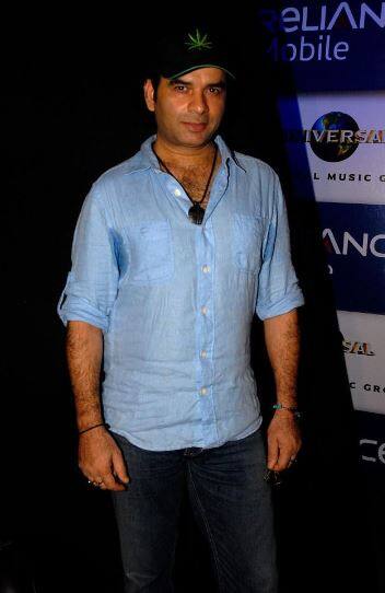 बचपन से ही मोहित चौहान की रुचि म्यूजिक में रही तो पढ़ाई से ज्यादा उनका झुकाव म्यूजिक में ही रहा है. यंग एज से ही वो हरमोनियम बजाना शुरू कर दिए थे और उन्होंने क्लासिकल गाने की ट्रेनिंग भी ली है. मोहित चौहान गाना गाने के साथ कई म्यूजिक इंस्ट्रूमेंट्स बजा सकते हैं.