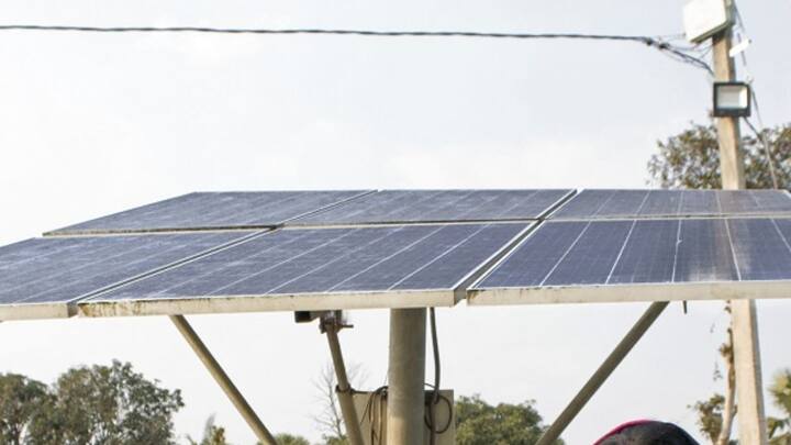 उत्तर प्रदेश सरकार ने सब्सिडी पर 54,000 सोलर पंप देने का ऐलान किया है. पहले आओ पहले पाओगे आधार पर यह सोलर पंप दिए जाएंगे.