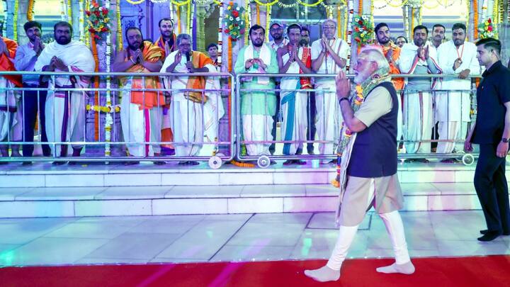 इस दौरान विश्वनाथ धाम परिसर में मौजूद भक्तों का हर हर महादेव उद्घोष से अभिवादन किया. मंदिर की छटा निहारी और शिखर दर्शन भी किया.