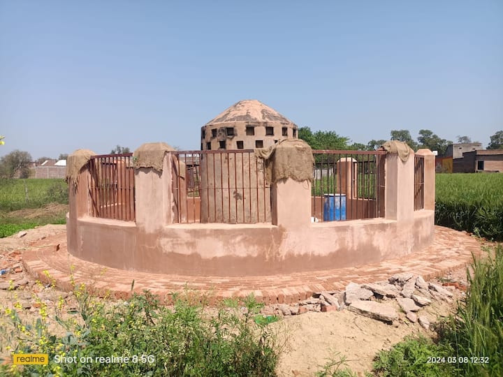 जो दूर से ही नजर आया करती थी. आप और हम में से बहुत से लोग इस शब्द से अनजान होंगे और शायद बहुत से लोगों को कोस मीनार के बारे में जानते भी नहीं होंगे, लेकिन लगभग 30 फिट की ऊंचाई से बनी पार्कों ए मीनार कई किलोमीटर दूर से ही दिखाई देती थी.