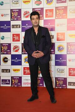 22nd Zee cine Award Pics: ऑल ब्लैक लुक में डेशिंग दिखे शाहरुख खान...तो गोल्डन साड़ी में हुस्न की मल्लिका लगीं अंकिता लोखंडे, देखें बाकी सितारों का लुक