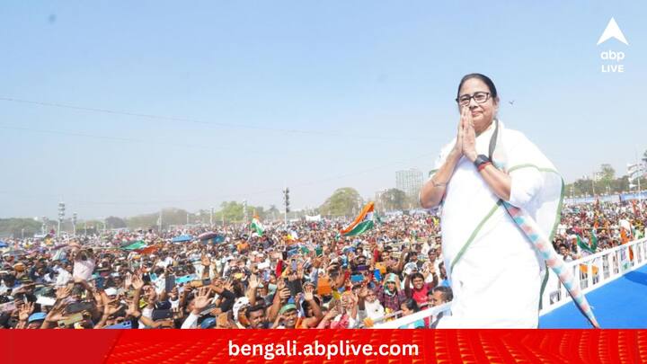 পুরনো মুখ থেকে নতুন মুখ সকলকে নিয়ে, মিলিয়ে মিশিয়ে তৈরি হয়েছে এই তালিকা। চেনা রাজনৈতিক নেতা থেকে অরাজনৈতিক মুখ-সবাই জায়গা পেয়েছেন তৃণমূলের প্রার্থীতালিকায়। রয়েছে সেলিব্রিটি চমকও। এর মধ্যে বিজেপি থেকে আসা ৪ জনকেও প্রার্থী করে তৃণমূল। (ছবি:AITC Official Facebook)