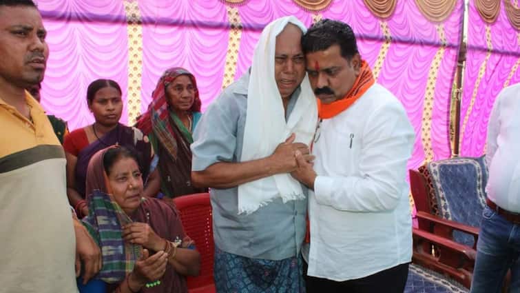 Chhattisgarh Deputy CM Vijay Sharma met BJP leader families killed in Naxalite violence in Bastar ann Bastar News: नक्सली हिंसा में मारे गए बीजेपी नेताओं के परिजनों से मिले डिप्टी सीएम विजय शर्मा, सुरक्षा को लेकर कही ये बात