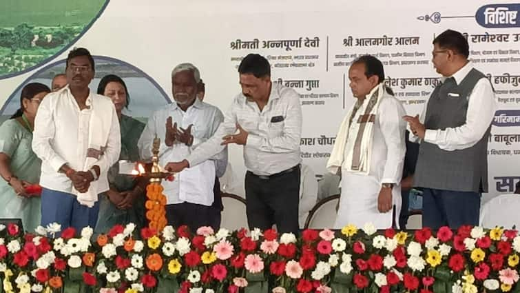 Jharkhand CM Champai Soren launches Mega Lift Irrigation Scheme in Pirtand Giridih News ann Giridih News: सीएम चंपई सोरेन ने पीरटांड़ में की मेगा लिफ्ट सिंचाई योजना की शुरूआत, बीजेपी पर लगाए गंभीर आरोप