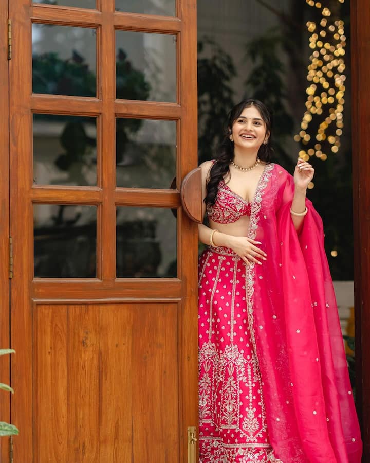 తాజాగా ఈ ముద్దుగుమ్మ షేర్ చేసిన పింక్ డ్రెస్ ఫోటోలు నెటిజన్లను ఆకట్టుకుంటున్నాయి.Photo Credit: Sai Ramya Pasupuleti/Instagram