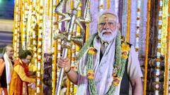 PM मोदी का 30 KM लंबा रोड शो, 34 जगहों पर पुष्पवर्षा, ढोल-नगाड़ों से स्वागत, गर्भगृह में पूजा, देखें तस्वीरें