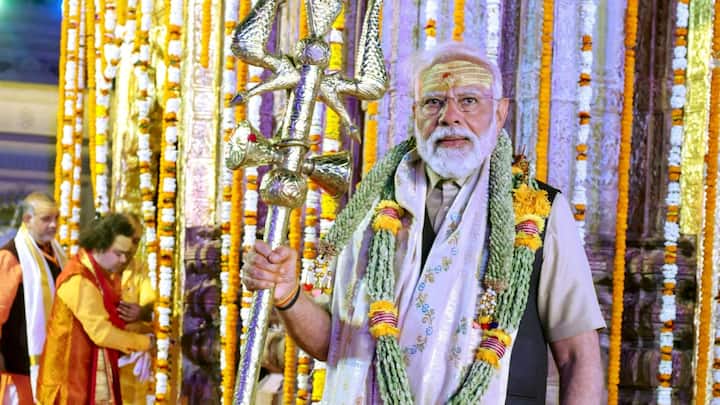 PM Modi Varanasi Visit: लोकसभा चुनाव से पहले प्रधानमंत्री नरेंद्र मोदी शनिवार को दो दिवसीय दौरे अपने संसदीय क्षेत्र वाराणसी पहुंचे और काशी विश्वनाथ मंदिर में पूजा अर्चना की.