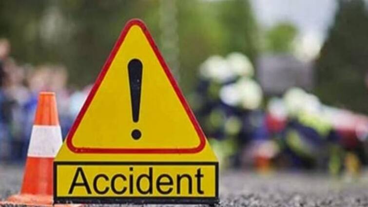 Amroha Bus overturns near Ganga Dam dozens wedding processionists injured police admitted hospital ann Road Accident: अमरोहा में गंगा बांध के पास पलटी बस, दर्जनों बाराती घायल, अस्पताल में भर्ती