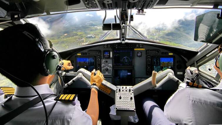 Indonesian Pilots Fell Asleep For 30 Minutes On Flight ఫ్లైట్‌ గాల్లో ఉండగా నిద్రలోకి జారుకున్న పైలట్‌లు, అరగంట పాటు కునుకు