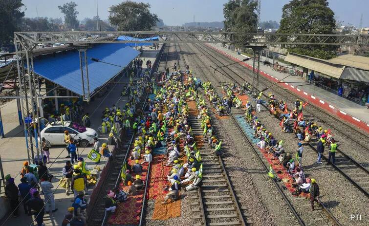 Farmers organisations hold 'Rail Roko' protest in punjab Rail Roko: ਪੰਜਾਬ 'ਚ ਇਹਨਾਂ ਥਾਵਾਂ 'ਤੇ ਕਿਸਾਨ ਰੋਕ ਕੇ ਬੈਠੇ ਨੇ ਰੇਲਾਂ