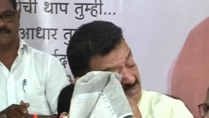 Bhaskar Jadhav crying on stage While Vikrant Jadhav speech Shiv Sena UBT Uddhav Thackeray Maharashtra Marathi News Bhaskar Jadhav Crying : लेकाचं भाषण ऐकून भास्कर जाधव व्यासपीठावरच रडले, नेमकं काय घडलं?