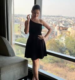 Varsha Bollamma: పొట్టి స్కర్ట్ లో వర్ష బొల్లమ్మ- పోజులు భలే ఉన్నాయే!