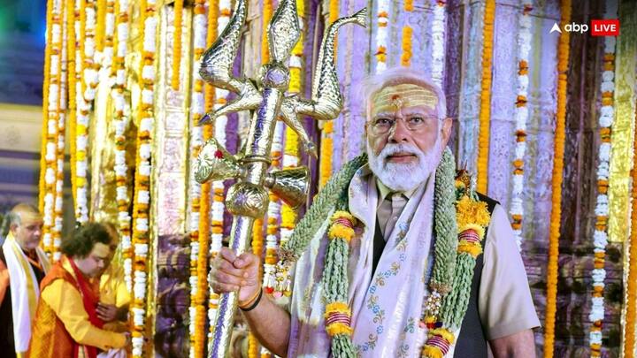 इससे पहले संसदीय क्षेत्र वाराणसी पहुंचने पर प्रधानमंत्री का सड़क के दोनों ओर खड़े काशी वासियों ने भव्य स्वागत किया था.