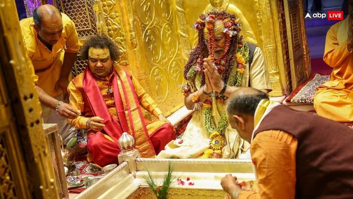 पीएम मोदी ने मंदिर में विशेष पूजा की और लोकसभा चुनाव से पहले बाबा का आशीर्वाद लिया.