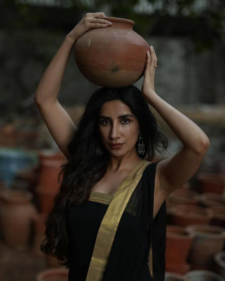 ગર્લ્સ હોસ્ટેલ એક્ટ્રેસ પારુલ ગુલાટી તેના ગ્લેમરસ અંદાજ માટે જાણીતી છે. એક્ટ્રેસ દરરોજ નવા લૂકમાં તસવીરો શેર કરતી રહે છે.