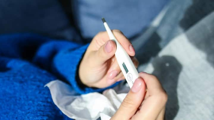 Viral Fever : व्हायरल ताप किंवा आजार कसे टाळायचे? व्हायरल ताप आल्यास काय करावे? विषाणूजन्य ताप असताना आंघोळ करावी की नाही? याचे उत्तर जाणून घ्या.