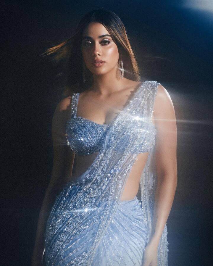 அந்த விழாவில் ஜான்வி, கற்கள் பதித்த புடவை அணிந்து கலந்து கொண்டுள்ளார்.