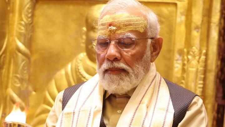 बाबा के गर्भगृह में आरती, संकल्प के साथ पीएम ने तीसरी बार सरकार बनाने की कामना की. पीएम मोदी ने काशी विश्वनाथ मंदिर में विशेष पूजा की और लोकसभा चुनाव में जीत का आशीर्वाद मांगा.