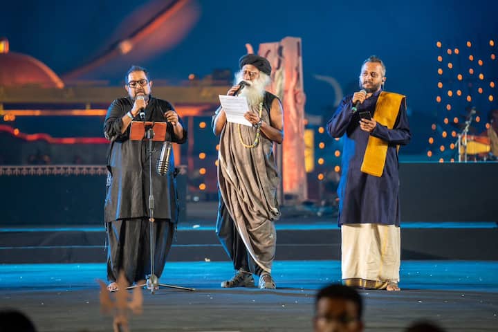 प्रसिद्ध संगीतकार और गायक, पद्मश्री शंकर महादेवन ने मंत्रमुग्ध कर देने वाली प्रस्तुति देकर मंत्रमुग्ध दर्शकों को मंत्रमुग्ध कर दिया।
