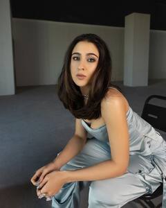 Sara Ali Khan Photos : வெள்ளி நிற உடையில் விண்மீனாய் ஜொலிக்கும் நடிகை சாரா அலி கான்!