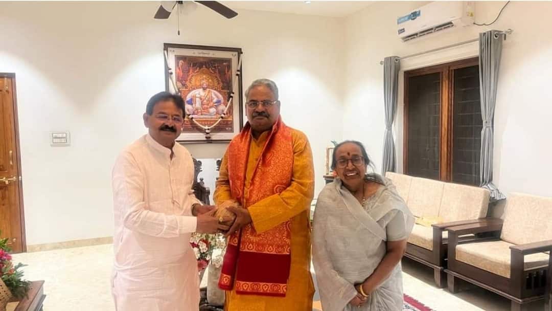 Shivaji Adhalrao vs Dilip Mohite: शिरूरमध्ये आढळरावांचं तिकीट कन्फर्म? अजितदादा गटातील वैर संपवणार? थेट कट्टर विरोधकांच्या घरी पोहचले Shivaji Adhalrao vs Dilip Mohite in Shirur Lok Sabha Constituency shiv sena shinde group NCP BJP Lok Sabha Elections 2024 Maharashtra Political Updates in Marathi Shivaji Adhalrao vs Dilip Mohite: शिरूरमध्ये आढळरावांचं तिकीट कन्फर्म? अजितदादा गटातील वैर संपवणार? थेट कट्टर विरोधकांच्या घरी पोहचले