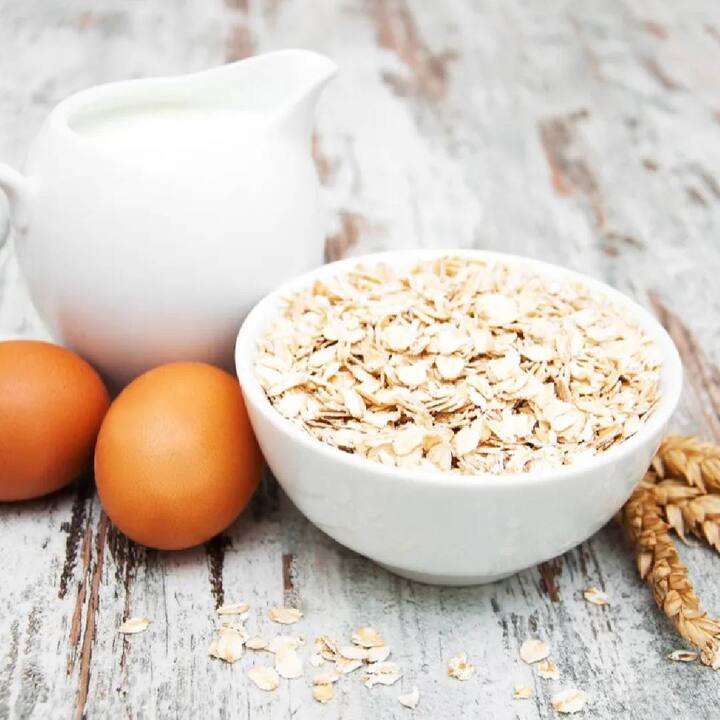 ਹਫ਼ਤੇ ਵਿੱਚ ਇੱਕ ਵਾਰ ਇੱਕ ਚੱਮਚ ਸ਼ਹਿਦ, ਦਹੀਂ, ਨਿੰਬੂ ਦਾ ਰਸ, ਕੁੱਝ ਬਦਾਮ, ਅੰਡੇ ਦੀ ਸਫ਼ੈਦ ਅਤੇ ਓਟਮੀਲ ਨੂੰ ਮਿਲਾ ਕੇ ਫੇਸ ਪੈਕ ਬਣਾਓ। ਇਸ ਨੂੰ ਬੁੱਲ੍ਹਾਂ ਅਤੇ ਅੱਖਾਂ ਦੇ ਆਲੇ-ਦੁਆਲੇ ਦੀ ਚਮੜੀ ਨੂੰ ਛੱਡ ਕੇ ਆਪਣੇ ਚਿਹਰੇ 'ਤੇ ਲਗਾਓ। ਫਿਰ ਅੱਧੇ ਘੰਟੇ ਬਾਅਦ ਧੋ ਲਓ।