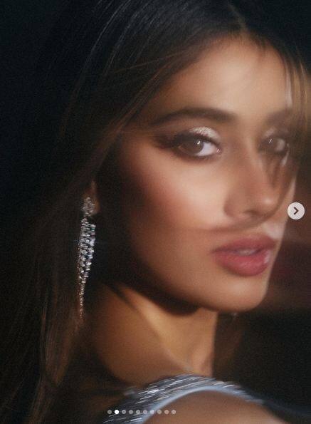 ਇਨ੍ਹਾਂ ਤਸਵੀਰਾਂ 'ਚ ਜਾਹਨਵੀ ਕਪੂਰ ਸਾੜ੍ਹੀ ਪਾਈ ਨਜ਼ਰ ਆ ਰਹੀ ਹੈ। ਜਾਹਨਵੀ ਕਪੂਰ ਦਾ ਨਵਾਂ ਲੁੱਕ ਸੋਸ਼ਲ ਮੀਡੀਆ 'ਤੇ ਆਉਂਦੇ ਹੀ ਵਾਇਰਲ ਹੋ ਗਿਆ ਹੈ। ਪ੍ਰਸ਼ੰਸਕਾਂ ਦੇ ਨਾਲ-ਨਾਲ ਜਾਹਨਵੀ ਕਪੂਰ ਦੇ ਦੇਸੀ ਲੁੱਕ ਨੂੰ ਟ੍ਰੋਲ ਵੀ ਕਾਫੀ ਪਸੰਦ ਕਰ ਰਹੇ ਹਨ।