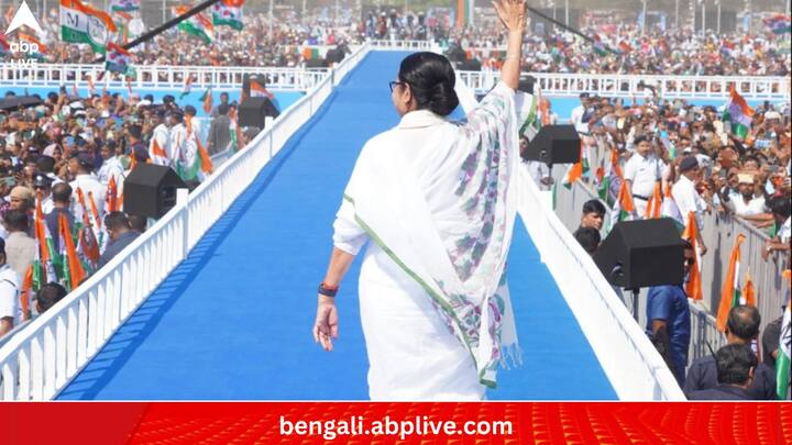 লোকসভা ভোটের আগে ব্রিগেডে তৃণমূলের জনগর্জন সভা ঘিরে একের পর এক 'চমক'-র সাক্ষী থাকল মহানগর। লোকসভা আসনে প্রার্থী তালিকা প্রকাশ হোক বা সেই তালিকায় থাকা বেশ কিছু প্রার্থীর নাম, রবিবারের ছবিটা তাক লাগিয়ে দিয়েছে মহানগর-সহ গোটা রাজ্যকে।   (ছবি:AITC Official Facebook)