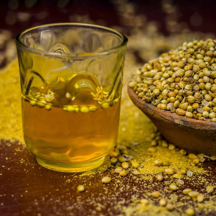 ਧਨੀਏ ਵਿੱਚ ਬਹੁਤ ਸਾਰੇ ਪੌਸ਼ਟਿਕ ਤੱਤ ਪਾਏ ਜਾਂਦੇ ਹਨ, ਜਿਵੇਂ ਕਿ ਆਇਰਨ, ਕੈਲਸ਼ੀਅਮ, ਮੈਗਨੀਸ਼ੀਅਮ, ਪੋਟਾਸ਼ੀਅਮ, ਵਿਟਾਮਿਨ ਏ, ਵਿਟਾਮਿਨ ਸੀ, ਵਿਟਾਮਿਨ ਕੇ ਆਦਿ। ਇਸ ਲਈ ਸਵੇਰੇ ਖਾਲੀ ਪੇਟ ਧਨੀਏ ਦਾ ਪਾਣੀ ਪੀਣਾ ਬਹੁਤ ਫਾਇਦੇਮੰਦ ਮੰਨਿਆ ਜਾਂਦਾ ਹੈ। ਆਓ ਜਾਣਦੇ ਹਾਂ ਧਨੀਏ ਦਾ ਪਾਣੀ ਪੀਣ ਦੇ ਫਾਇਦੇ।