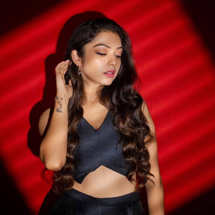 తాజాగా వర్ష నెట్టింట షేర్ చేసిన బ్లాక్ డ్రెస్ ఫోటోలు అందరినీ ఆకట్టుకుంటున్నాయి. Photo Credit: Varsha Bollamma/Instagram