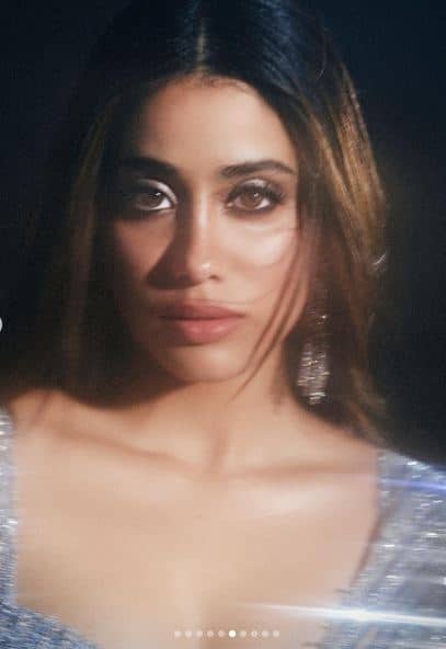 ਇਸ ਤਸਵੀਰ 'ਚ ਜਾਹਨਵੀ ਕਪੂਰ ਖੁੱਲ੍ਹੇ ਵਾਲਾਂ ਨਾਲ ਨਜ਼ਰ ਆ ਰਹੀ ਹੈ। ਜਾਹਨਵੀ ਕਪੂਰ ਦੀ ਇਹ ਤਸਵੀਰ ਆਉਂਦੇ ਹੀ ਸੋਸ਼ਲ ਮੀਡੀਆ 'ਤੇ ਛਾ ਗਈ ਹੈ।