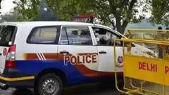 दिल्ली पुलिस की शुरुआती जांच में साजिश के संकेत! रूम की दीवार मिली टूटी 