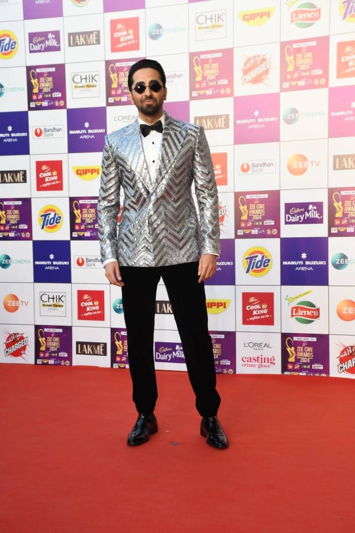 बॉलीवुड के मल्टी टैलेंटिड एक्टर आयुष्मान खुराना भी ने 22वें जी सिने अवॉर्ड्स नाइट में शिरकत की. जो सिल्वर और ब्लैक सूट में दिखे.