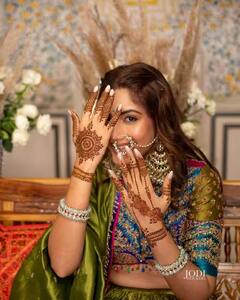 ન્યૂલી વેડ Surbhi Chandna એ શેર કરી પોતાની મહેન્દી ફન્કશનની અનસીન તસવીરો, એક્ટ્રેસના રૉયલ લૂક પરથી નજર નહીં હટે