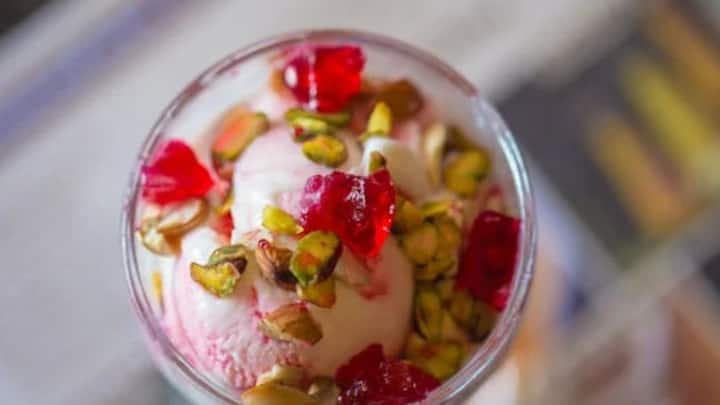 செய்முறை : முதலில் ஜெல்லி செய்ய, பாக்கெட்'டில் உள்ள குறிப்புகளை பின்பற்றி ஜெல்லி'யை கரைக்கவும். 45 நிமிடம் வைக்கவும். ரோஸ் மில்க் செய்ய, பால் கொதிக்க வைத்து, ஆறவைக்கவும். ஆறிய பாலில் ரோஸ் சிரப் மற்றும் சர்க்கரை சேர்த்து கலக்கவும்.