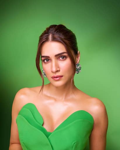 green emerald velvet dress Kriti Sanon Majesty Velvet Gown With Dupatta