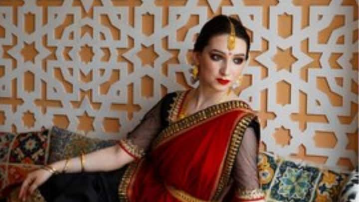 তবে খাতায়-কলমে বিয়েবাড়িতে কালো পোশাক পরা নিয়ে তেমন বিধিনিষেধ নেই। যে কারণে কালোর সঙ্গে অন্য রং মিলিয়ে পোশাকও পরেন কেউ কেউ। ছবি: ফ্রিপিক