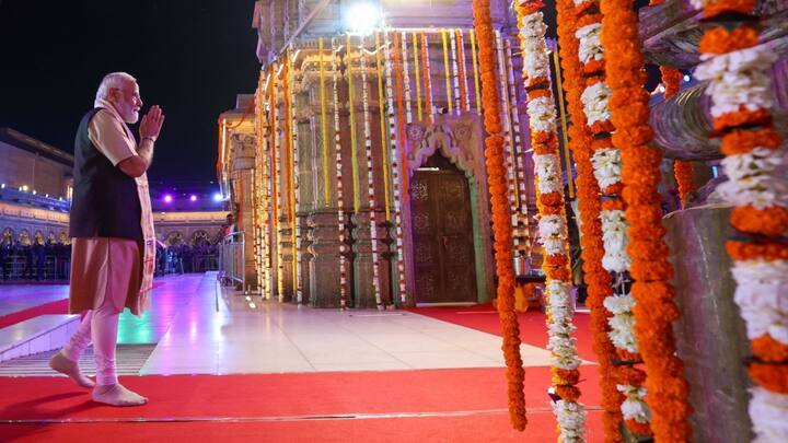 एयरपोर्ट से लेकर काशी विश्वनाथ धाम तक फूल वर्षा होती रही और लोग मोदी-मोदी के नारे लगाते रहे. प्रधानमंत्री भी अपनी जनता द्वारा भव्य स्वागत देखकर अह्लादित हुए. वे कभी हाथ जोड़ कर तो कभी हाथ हिलाकर सभी का अभिवादन कर रहे थे.