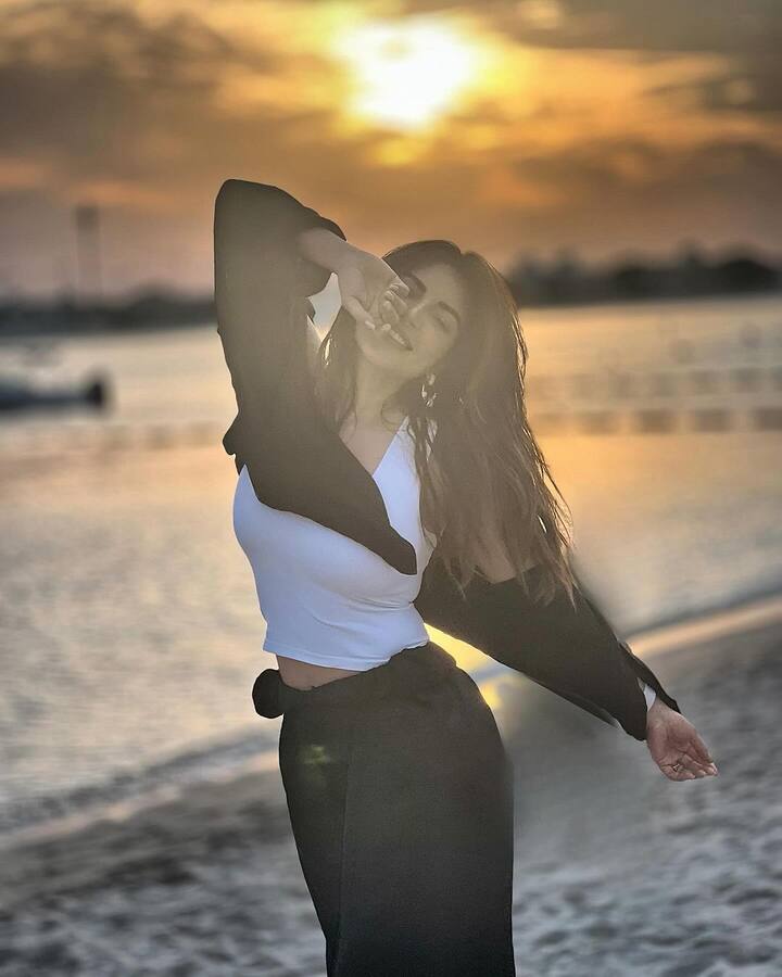શમાએ વ્હાઈટ એન્ડ બ્લેક આઉટફિટમાં ખૂબ જ શાનદાર તસવીરો પોસ્ટ કરી છે.