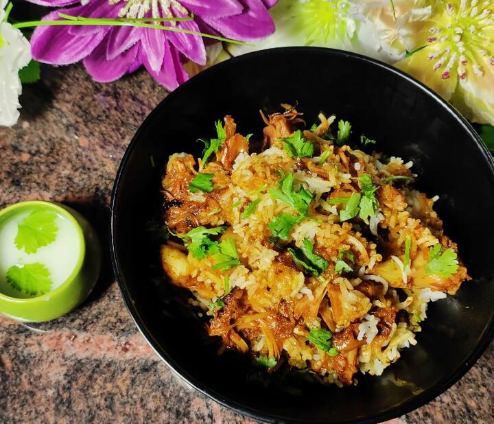 பிரஷர் குக்கரில், நெய் மற்றும் எண்ணெய் ஊற்றி, இதில் பட்டை, கிராம்பு, ஏலக்காய், அன்னாசி பூ, பிரியாணி இலை மற்றும் வெங்காயம் சேர்த்து வதக்கவும். வெங்காயம் பொன் நிறமானதும், அரைத்த மசாலா விழுது சேர்த்து, பச்சை வாசனை போகும் வரை வதக்கவும்.அடுத்து இதில் தக்காளி சேர்த்து வதக்கவும்.