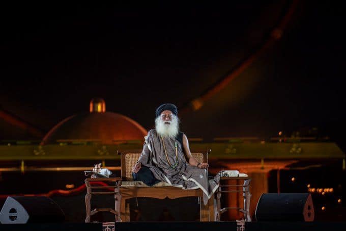 सद्गुरु के साथ मध्य रात्रि ध्यान: ओम नमः शिवाय मंत्र ईशा योग केंद्र में गूंजता है जो एक गहन आध्यात्मिक अनुभव पैदा करता है।