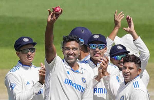 Ravichandran Ashwin: ભારતીય સ્પિનર રવિચંદ્રન અશ્વિન ધર્મશાલામાં ભારત માટે તેનો પોતાની 100મી ટેસ્ટ રમી છે. જ્યાં ઈંગ્લેન્ડ વિરુદ્ધ પાંચ મેચોની સીરીઝની છેલ્લી મેચ રમાઈ હતી, આ મેચમાં અશ્વિને બન્ને ઇનિંગમાં કુલ મળીને 9 વિકેટો ઝડપી છે, પ્રથમ ઇનિંગમાં 4 અને બીજી ઇનિંગમાં 5 વિકેટો ઝડપીને અશ્વિને રેકોર્ડનો વરસાદ કરી દીધો છે. ભારતીય ટીમે પાંચ મેચોની ટેસ્ટ સીરીઝમાં 4-1થી ઇંગ્લિશ ટીમને હરાવીને ટૂર્નામેન્ટ પોતાના નામે કરી લીધી છે.