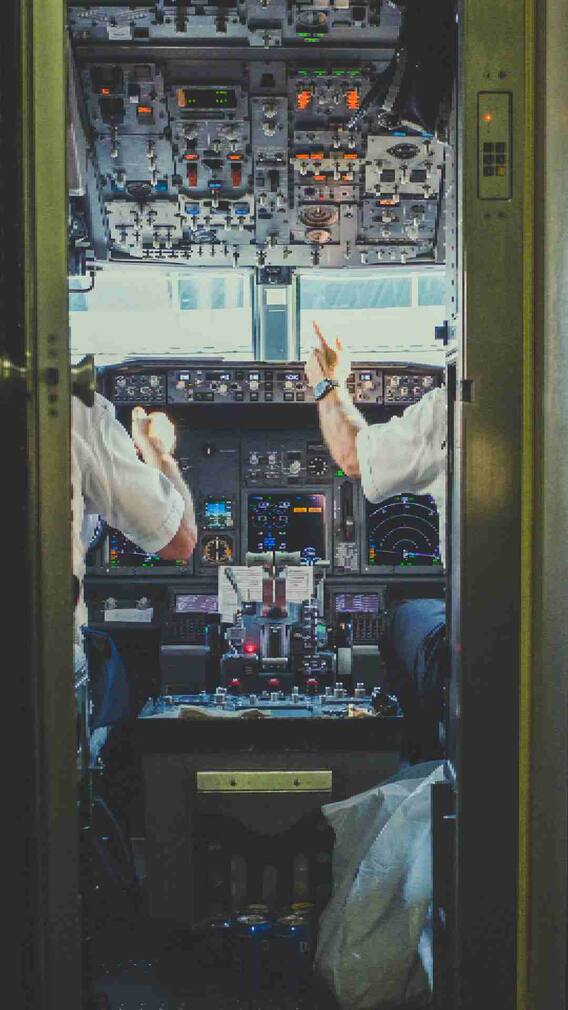 Flight Lights : टेक ऑफ आणि लँडिंगच्या आधी विमानातील लाईट का बंद करतात ?