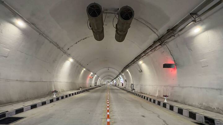 প্রথমটি ৯৮০ মিটার দীর্ঘ এক টিউবে টানেল (Single Tube Tunnel)। আরেকটি হল ১৫৫৫ মিটার লম্বা টুইন টিউব টানেল। এতে একটি যাতায়াতের রাস্তা রয়েছে, অন্য একটি রাস্তায় রয়েছে আপৎকালীন পরিস্থিতির জন্য। এর সঙ্গেই ৭ কিলোমিটারের একটি অ্যাপ্রোচ রোড রয়েছে। তাছাড়া ২টি টানেলের মধ্যে সংযোগের জন্য় একটি ১ কিলোমিটারেরও বেশি লম্বা লিঙ্ক রোড রয়েছে।