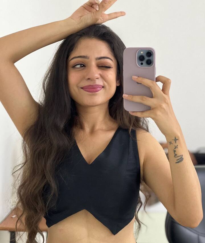 ప్రస్తుతం వరుస ఆఫర్లతో దూసుకుపోతోంది.Photo Credit: Varsha Bollamma/Instagram