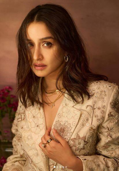 ਅਦਾਕਾਰਾ ਨੇ ਕਈ ਹਿੱਟ ਫਿਲਮਾਂ ਦਿੱਤੀਆਂ ਹਨ। ਆਪਣੀਆਂ ਫਿਲਮਾਂ ਤੋਂ ਇਲਾਵਾ ਉਹ ਆਪਣੀ ਫੈਸ਼ਨ ਸੈਂਸ ਨਾਲ ਲੋਕਾਂ ਦਾ ਦਿਲ ਜਿੱਤਦੀ ਰਹਿੰਦੀ ਹੈ।