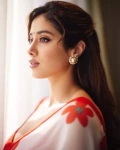 Janhvi Kapoor: అచ్చం అమ్మలాగే ఉంది కదూ - పూల చీరలో అతిలోక సుందరిని తలపిస్తోన్న జాన్వీ కపూర్