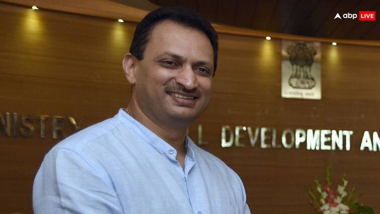 Anantkumar Hegde controversial Remark on Constitution BJP says his personal view sought response from Karnataka MP Anantkumar Hegde: सांसद अनंतकुमार ने की संविधान संशोधन की वकालत, बीजेपी ने बयान से किया किनारा, मांगा जवाब