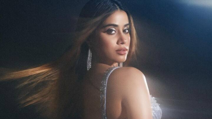 Janhvi Kapoor Photos : జాన్వీ కపూర్ తాజాగా సిల్వర్ కలర్ శారీ కట్టుకుని హాట్ ఫోటోషూట్ చేసింది. ఓ అవార్డ్ ఫంక్షన్​లో పాల్గొన్న ఈ బ్యూటీ ఈ లుక్​లో మెరిసింది.